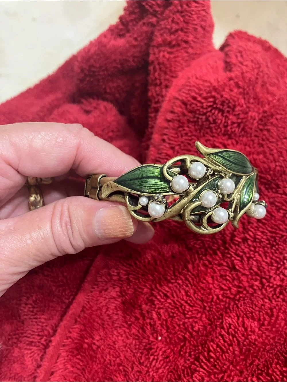 Vintage-Inspired Green Leaf and Pearl Bracelet
